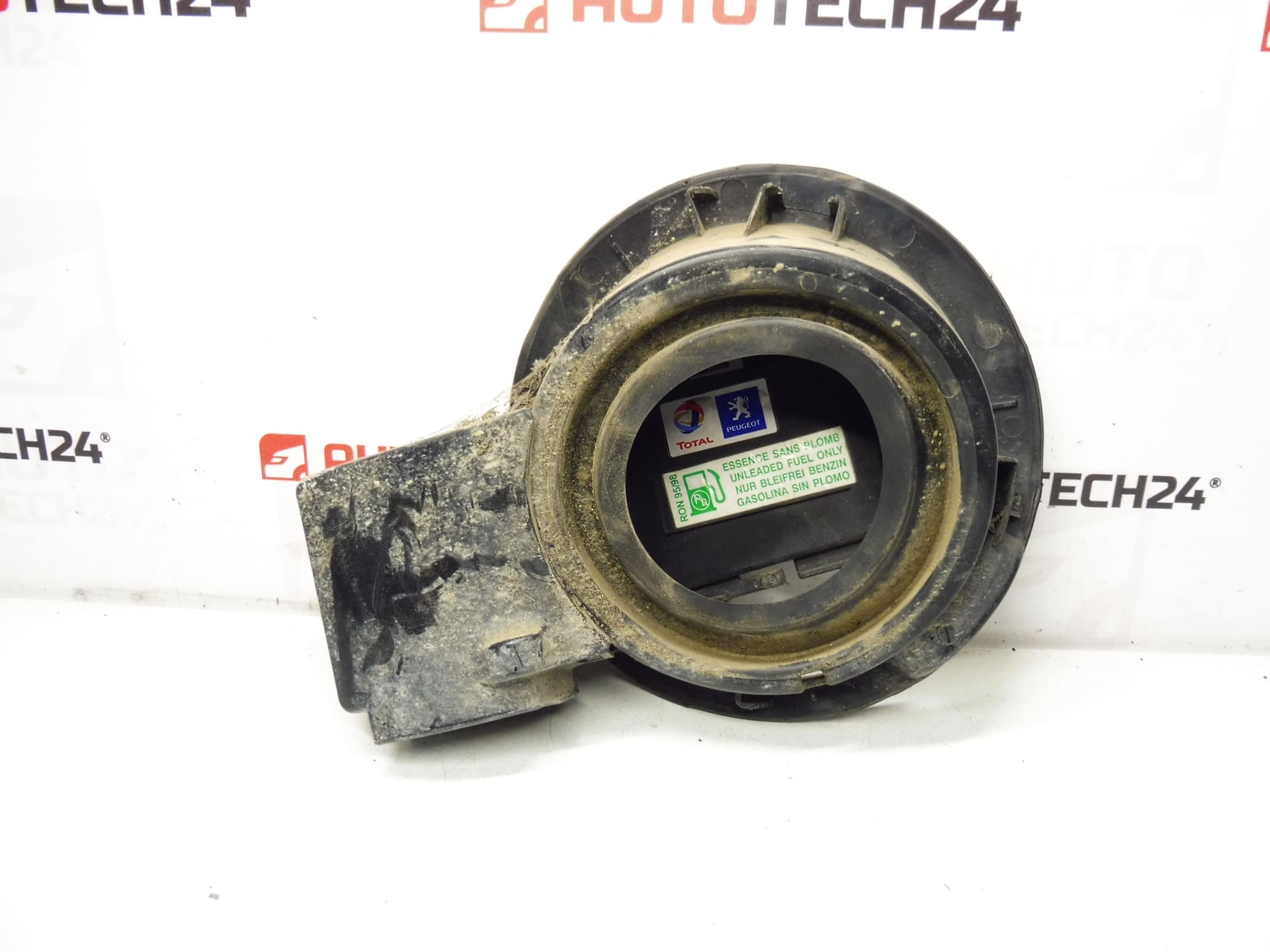 Poklopac rezervoara Peugeot 308 1518C9 - Slika 2